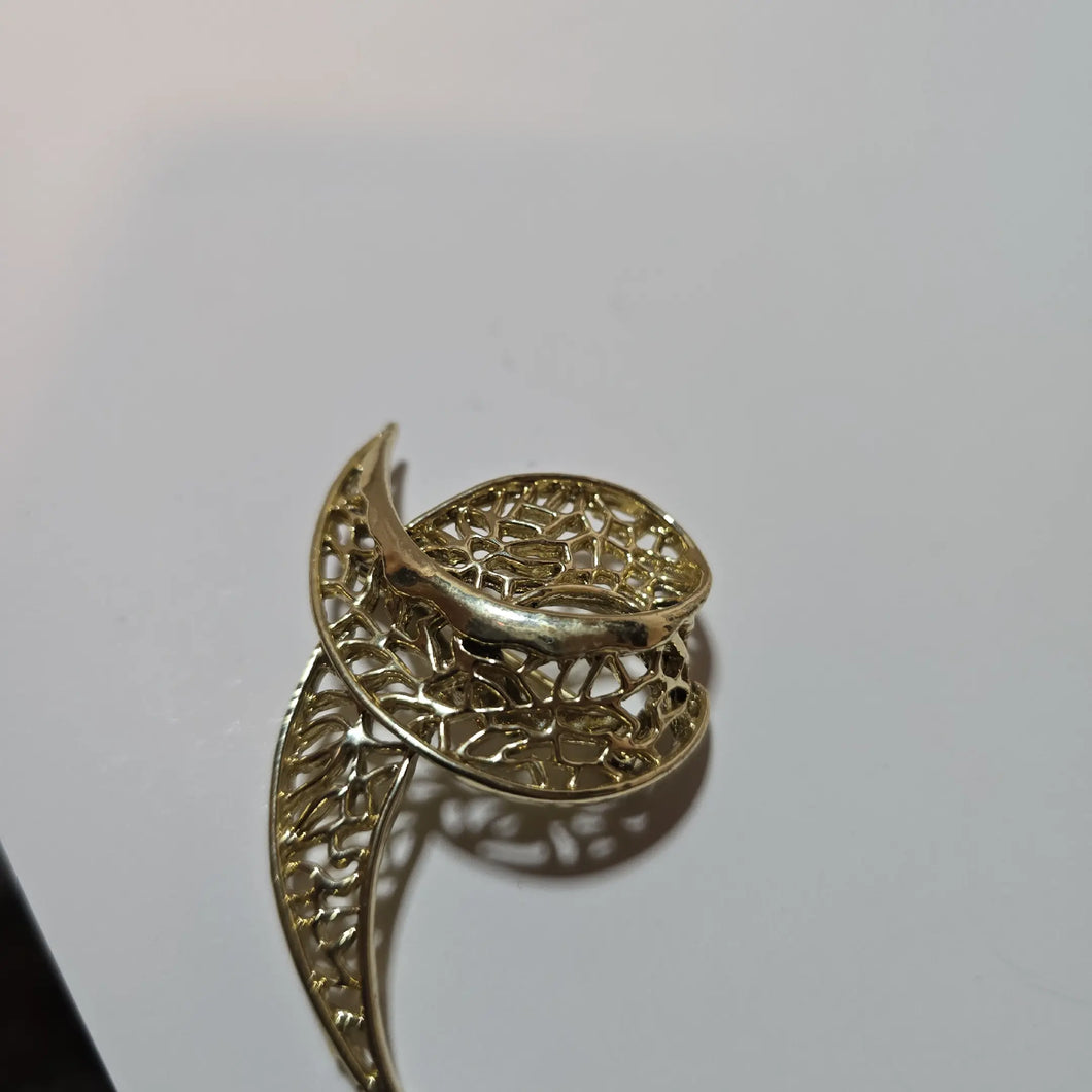 Ribbon brooch