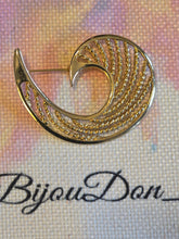 Load image into Gallery viewer, Abstract brooch
