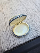 Load image into Gallery viewer, Cameo pill box
