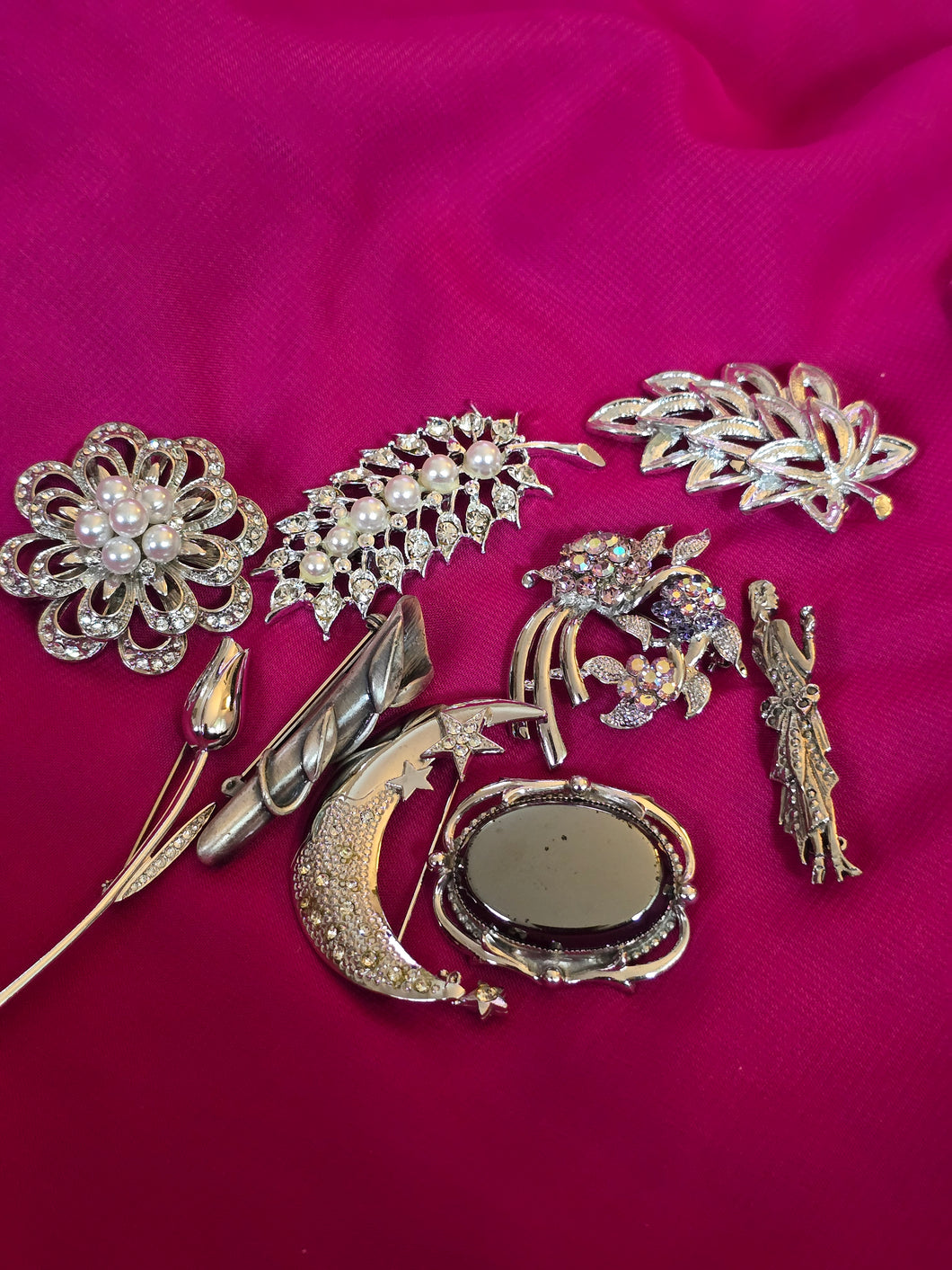 Brooch lot