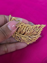 Load image into Gallery viewer, Feather brooch
